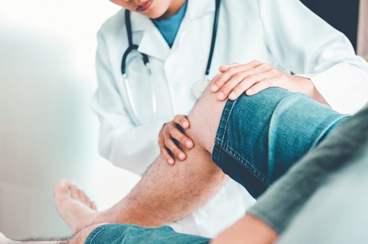 Doctor consulting with patient Knee problems Physical therapy concept